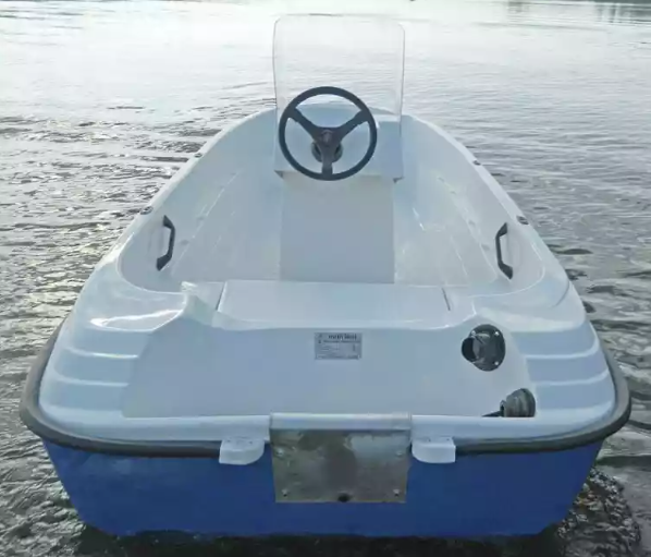 Стеклопластиковая лодка Пингвин с консолью (тримаран) в Армавире