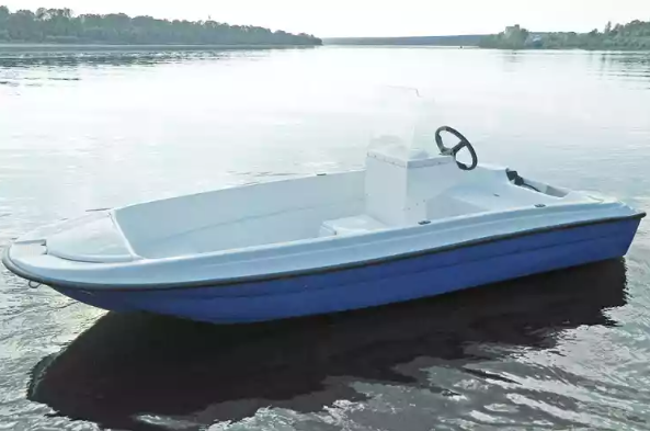 Стеклопластиковая лодка Пингвин с консолью (тримаран) в Армавире
