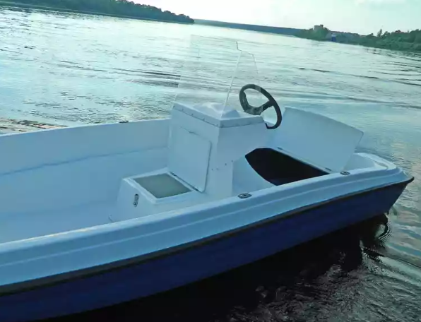 Стеклопластиковая лодка Пингвин с консолью (тримаран) в Армавире