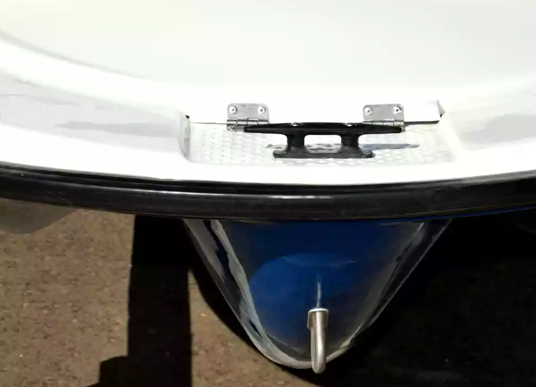 Стеклопластиковая лодка Пингвин с консолью (тримаран) в Армавире