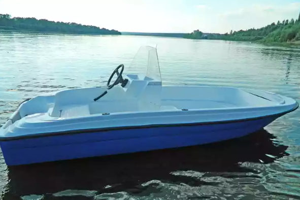 Стеклопластиковая лодка Пингвин с консолью (тримаран) в Армавире