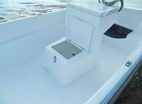 Стеклопластиковая лодка Пингвин с консолью (тримаран) в Армавире
