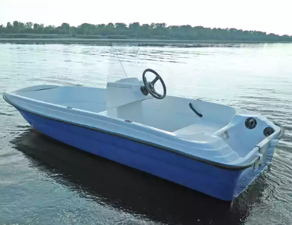Стеклопластиковая лодка Пингвин с консолью (тримаран) в Армавире