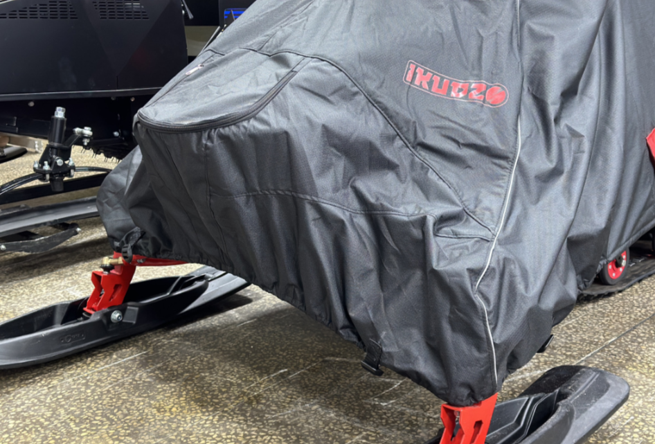 Чехол транспорт. снегохода IKUDZO HUNTER черно-красный Оксфорд ПРЕМИУМ качества с лого IKUDZO в Армавире